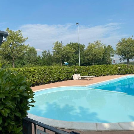 ديسينسانو ديل غاردا Appartamento Il Faro Con Giardino In Residence Con Piscina المظهر الخارجي الصورة