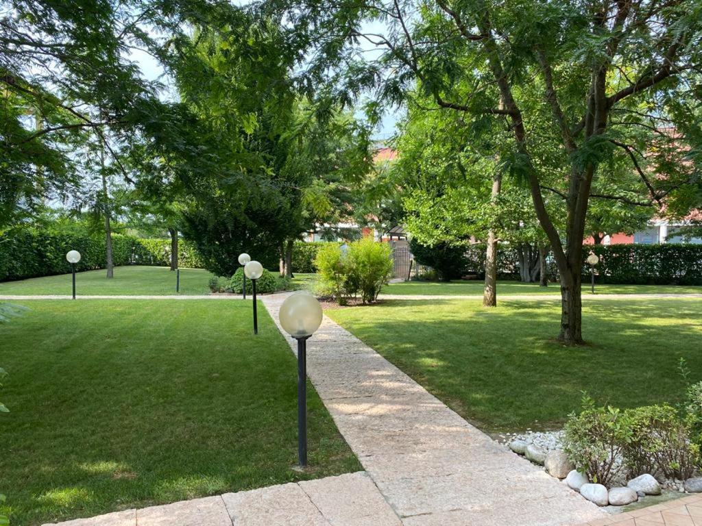 ديسينسانو ديل غاردا Appartamento Il Faro Con Giardino In Residence Con Piscina المظهر الخارجي الصورة